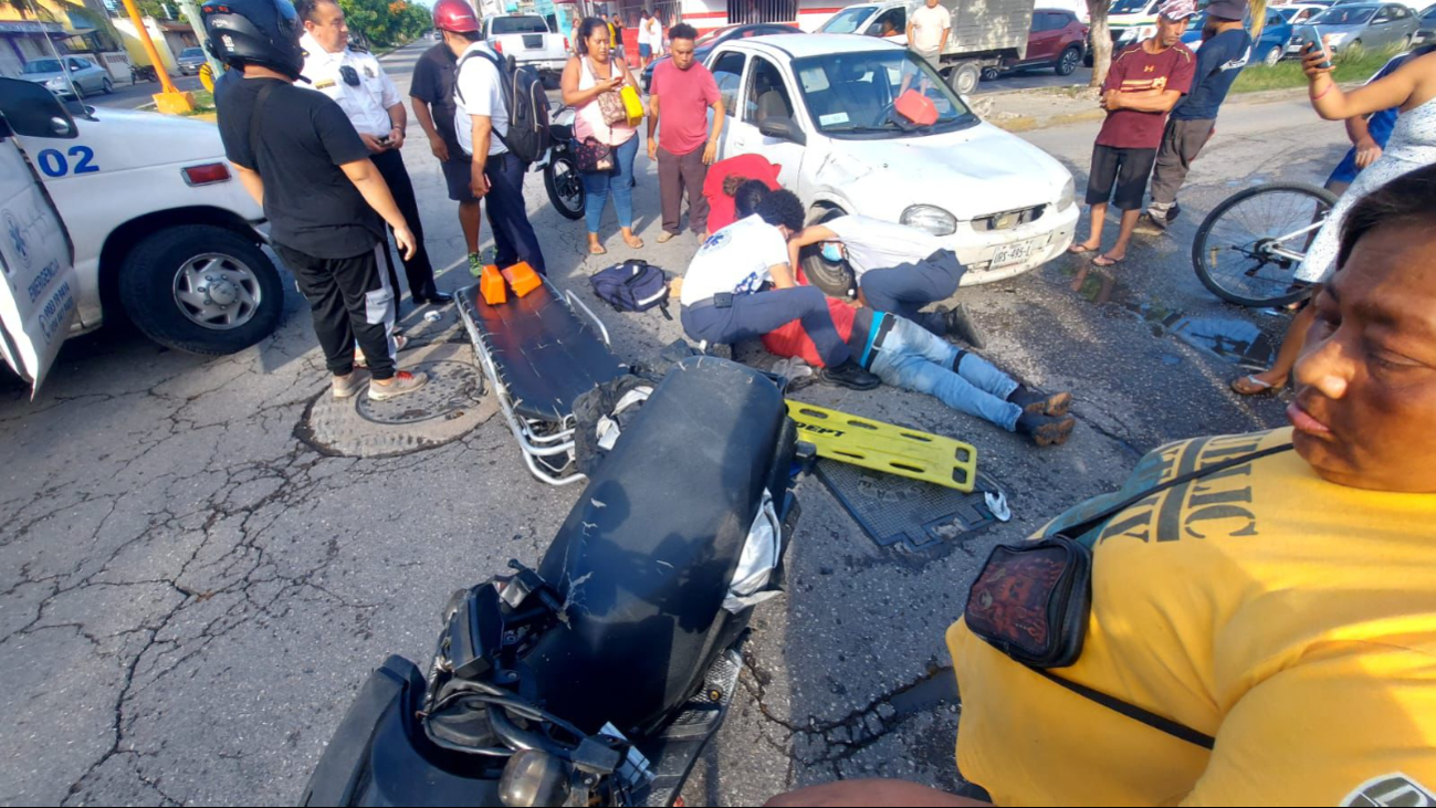 Motociclista es trasladado a emergencias por posible fractura de cráneo en Cancún
