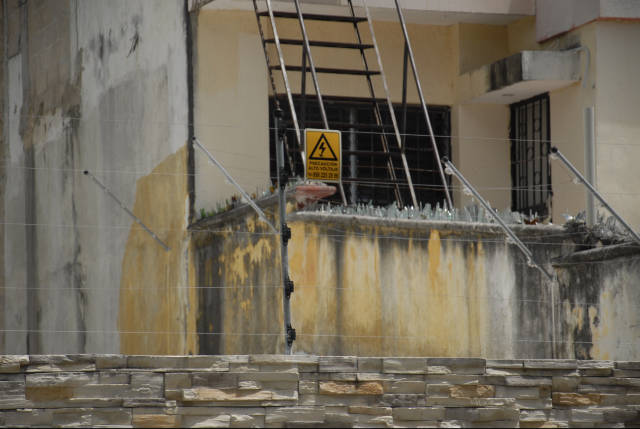 Vecinos de Cancún protegen sus domicilios a como de lugar Vecinos de Cancún protegen sus domicilios a como de lugar