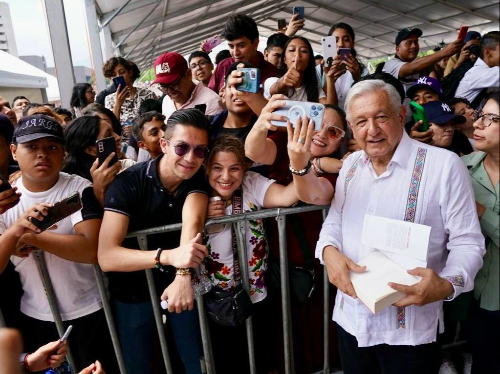 Andrés Manuel López Obrador junto a sus simpatizantes Andrés Manuel López Obrador junto a sus simpatizantes