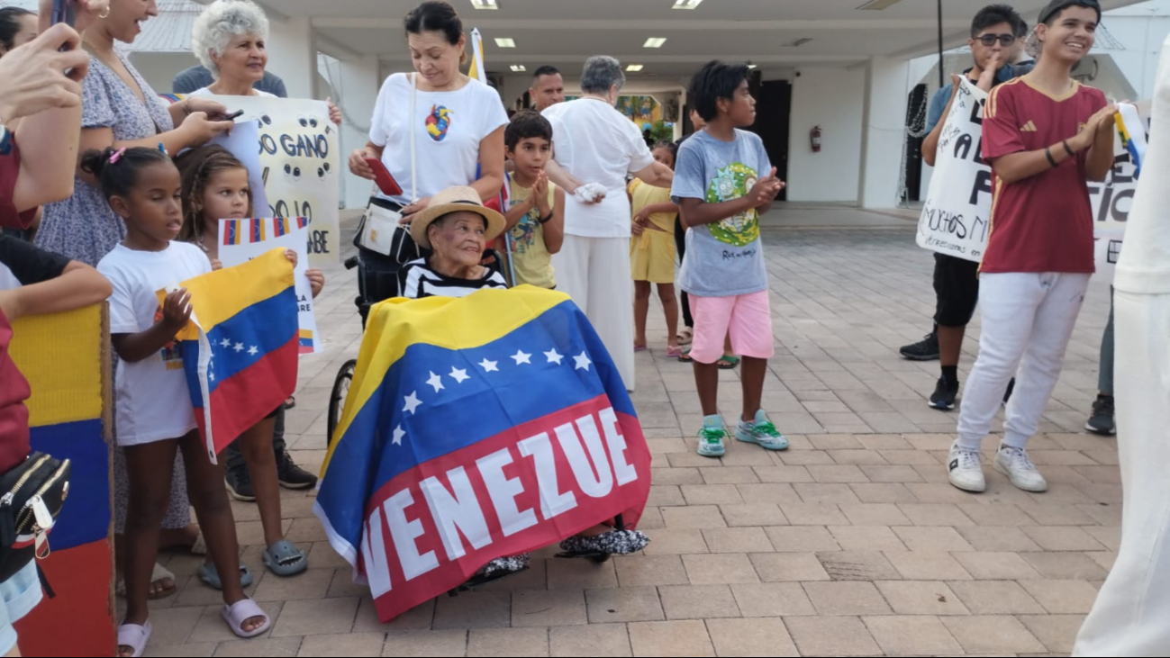 Con pancartas demostraron su enojo contra Nicolás Maduro