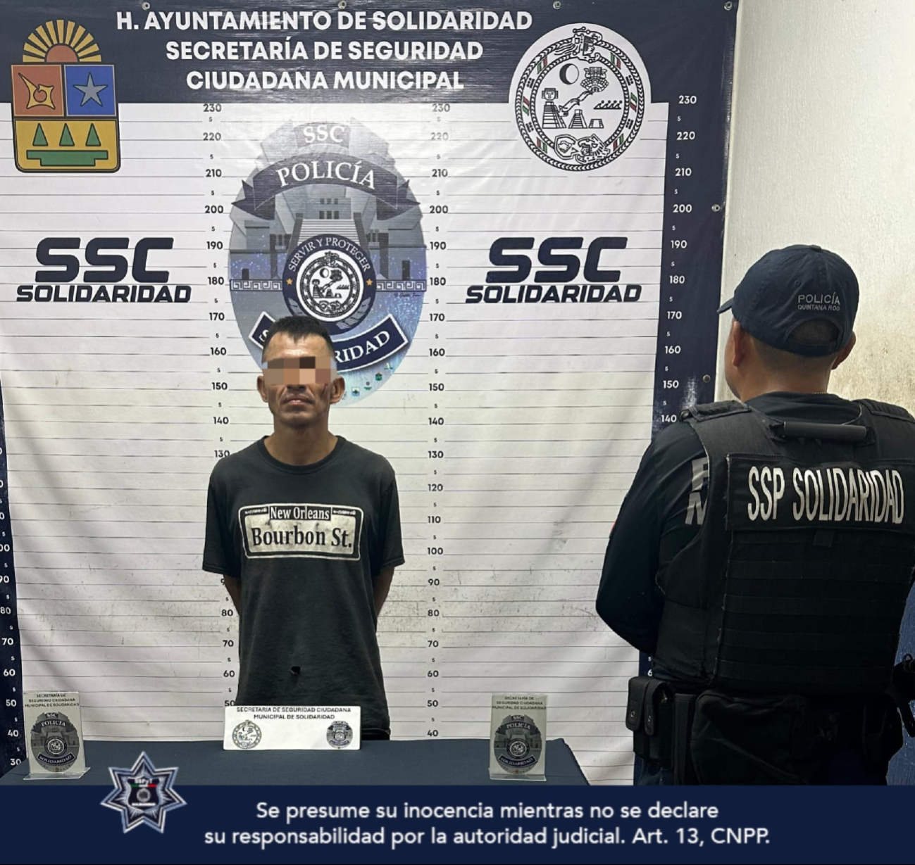 Sin ningún motivo el hombre dañó una ventana Sin ningún motivo el hombre dañó una ventana