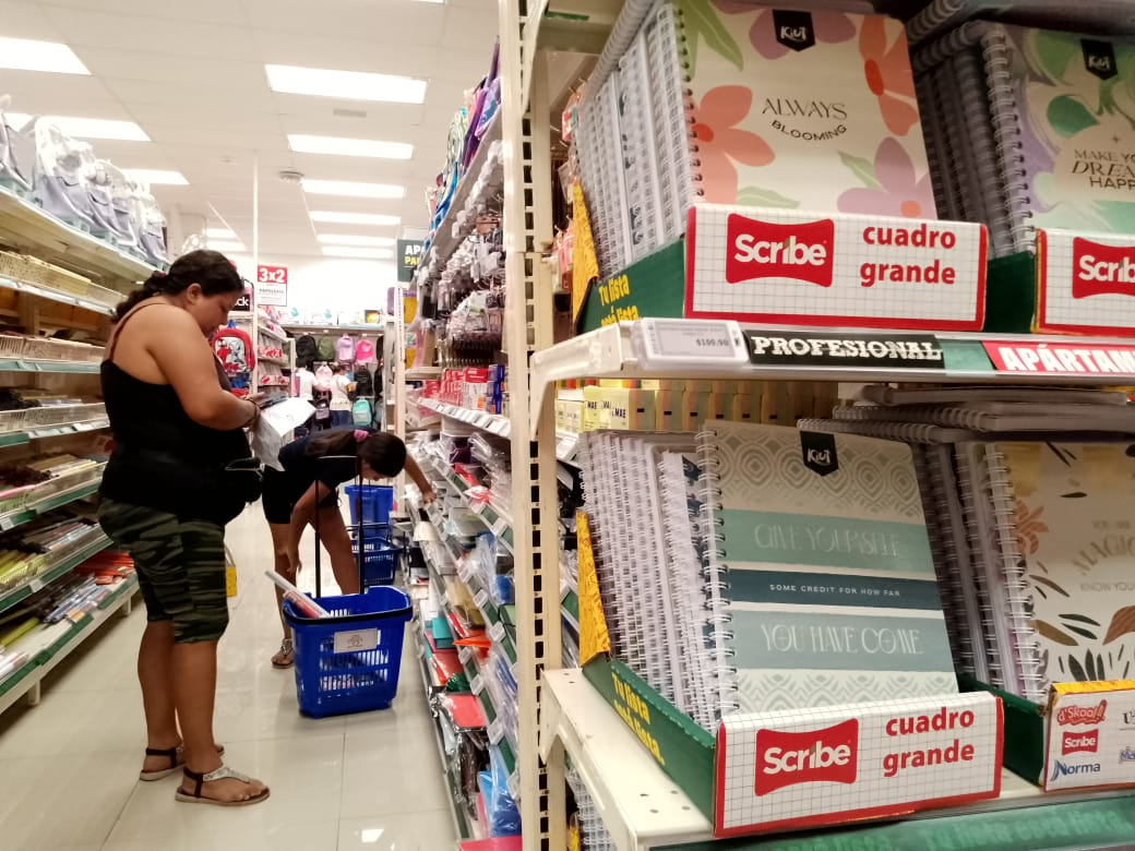 Tiendas de ropa y papelerías, abarrotadas Tiendas de ropa y papelerías, abarrotadas