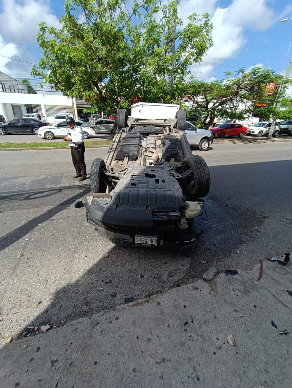El conductor resultó ileso pese a la aparatosa volcadura El conductor resultó ileso pese a la aparatosa volcadura
