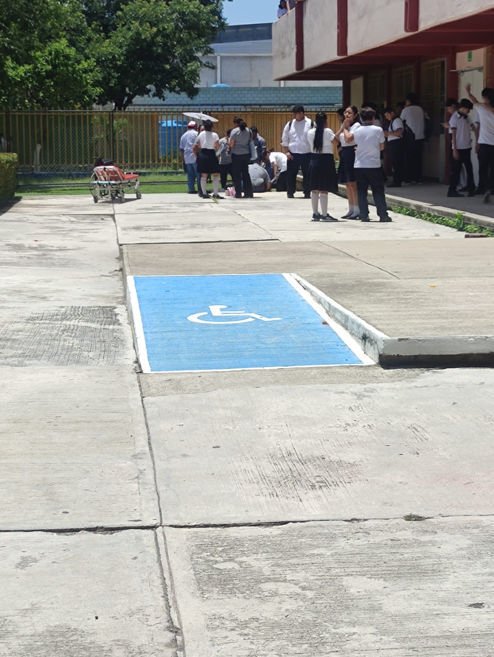 Paramédicos arribaron a dar atención al estudiante Paramédicos arribaron a dar atención al estudiante