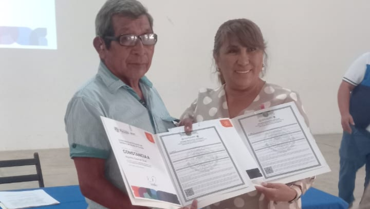 Abuelito de Tekax se gradúa de la secundaria a sus 77 años 