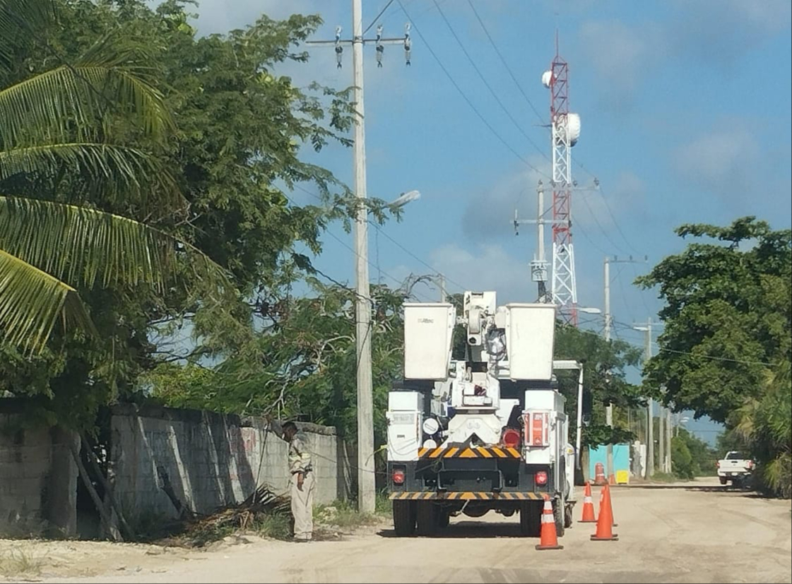 Vecinos de Chiquilá amenazan a la CFE tras  vivir apagones hasta de 12 horas