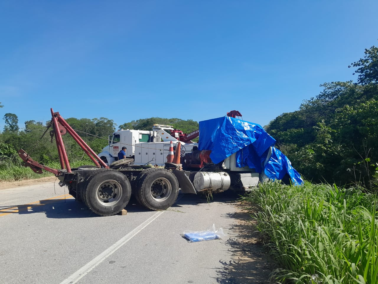 Conductor de Grúa  dormita y se sale de la carretera Escárcega-Champotón 