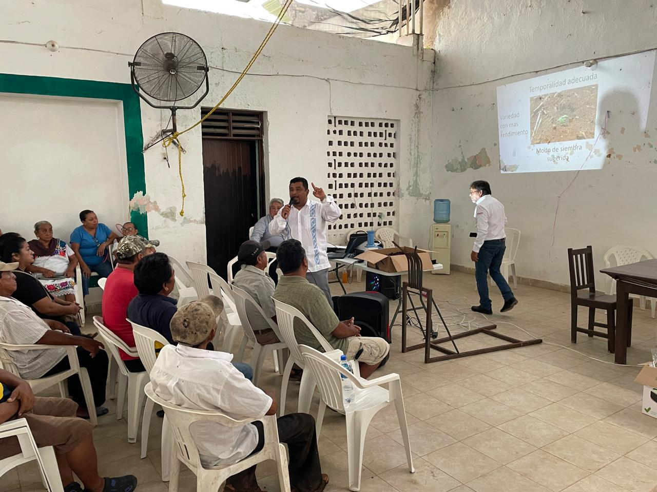 Ochenta ejidatarios asistieron a la presentación de proyectos en el edificio ejidal, con la presidenta del comisariado Sofía Hernández Collí. Ochenta ejidatarios asistieron a la presentación de proyectos en el edificio ejidal, con la presidenta del comisariado Sofía Hernández Collí.