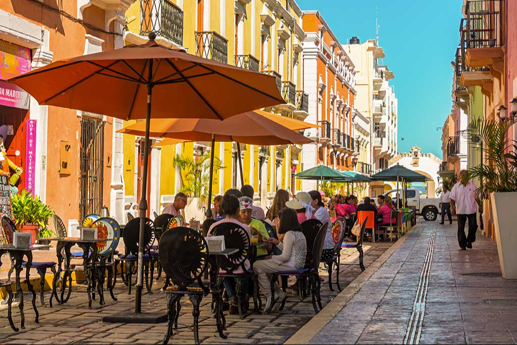 Turistas locales y extranjeros visitan Campeche Turistas locales y extranjeros visitan Campeche