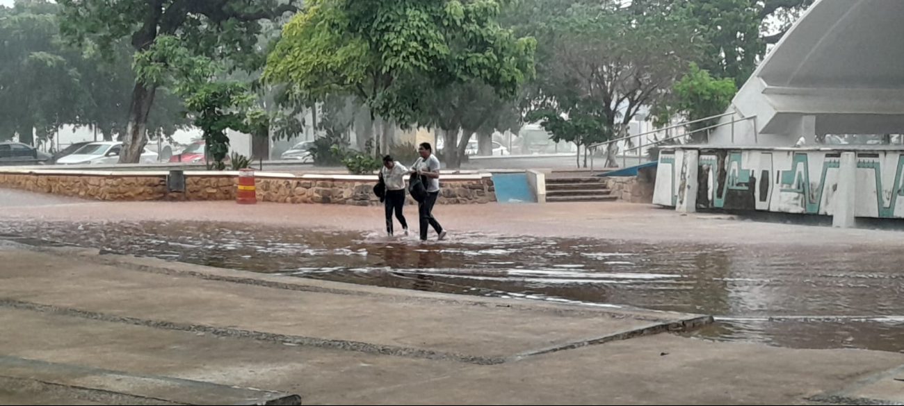 Ciudadanos quedaron varados en comercios o buscaron refugio bajo toldos y marquesinas. Ciudadanos quedaron varados en comercios o buscaron refugio bajo toldos y marquesinas.