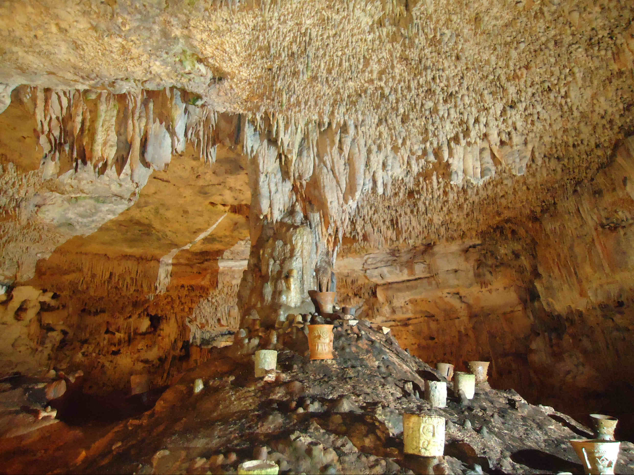 Del techo de Balancanché se sostienen cientos de estalactitas que destilan gotas de agua Del techo de Balancanché se sostienen cientos de estalactitas que destilan gotas de agua