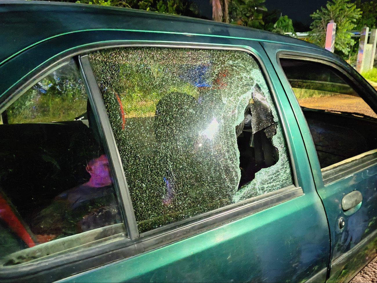 Lapidan el auto de un presunto sicario en José María Morelos 