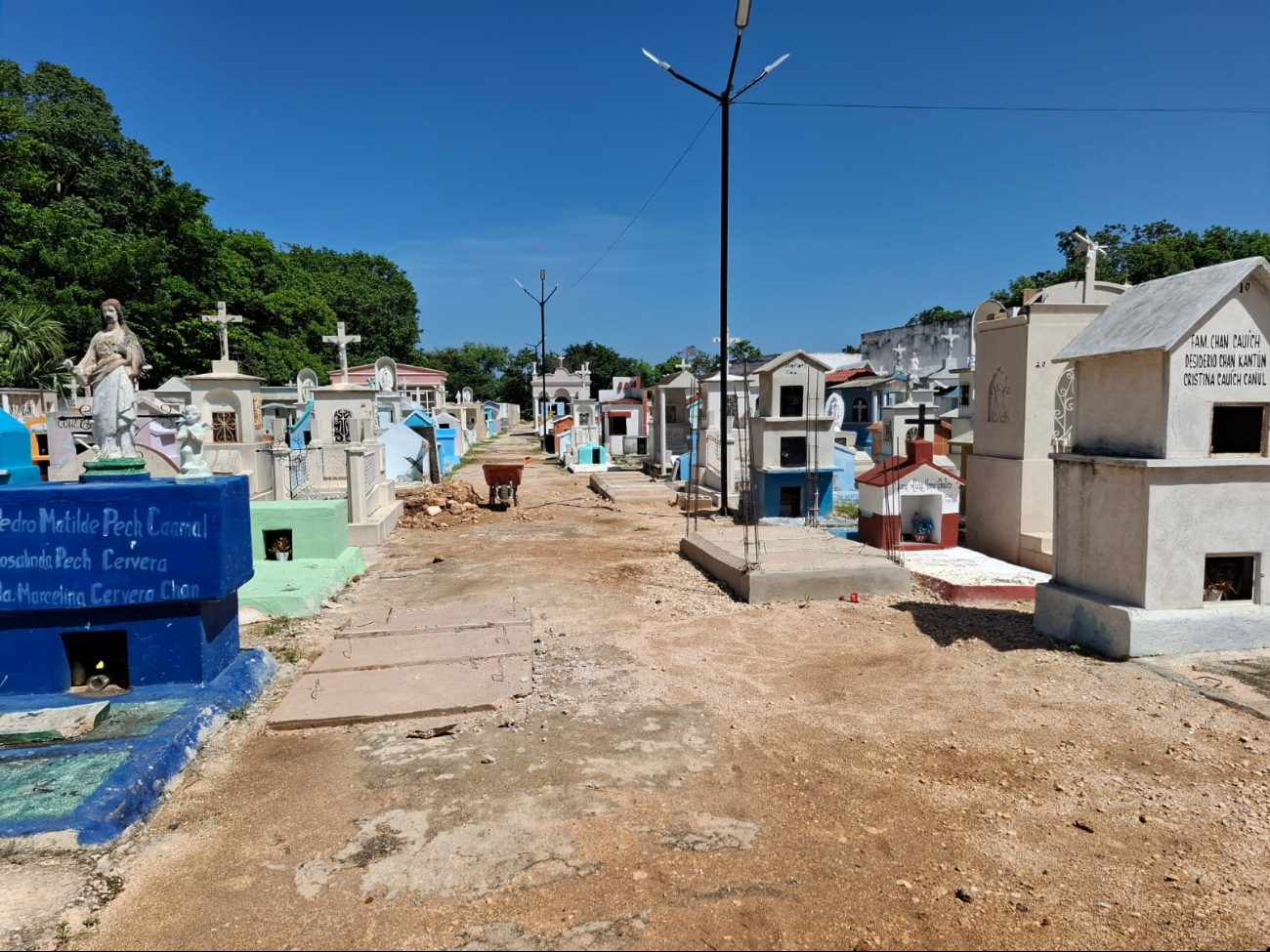 Denuncian venta de pasillos en cementerio de Hecelchakán