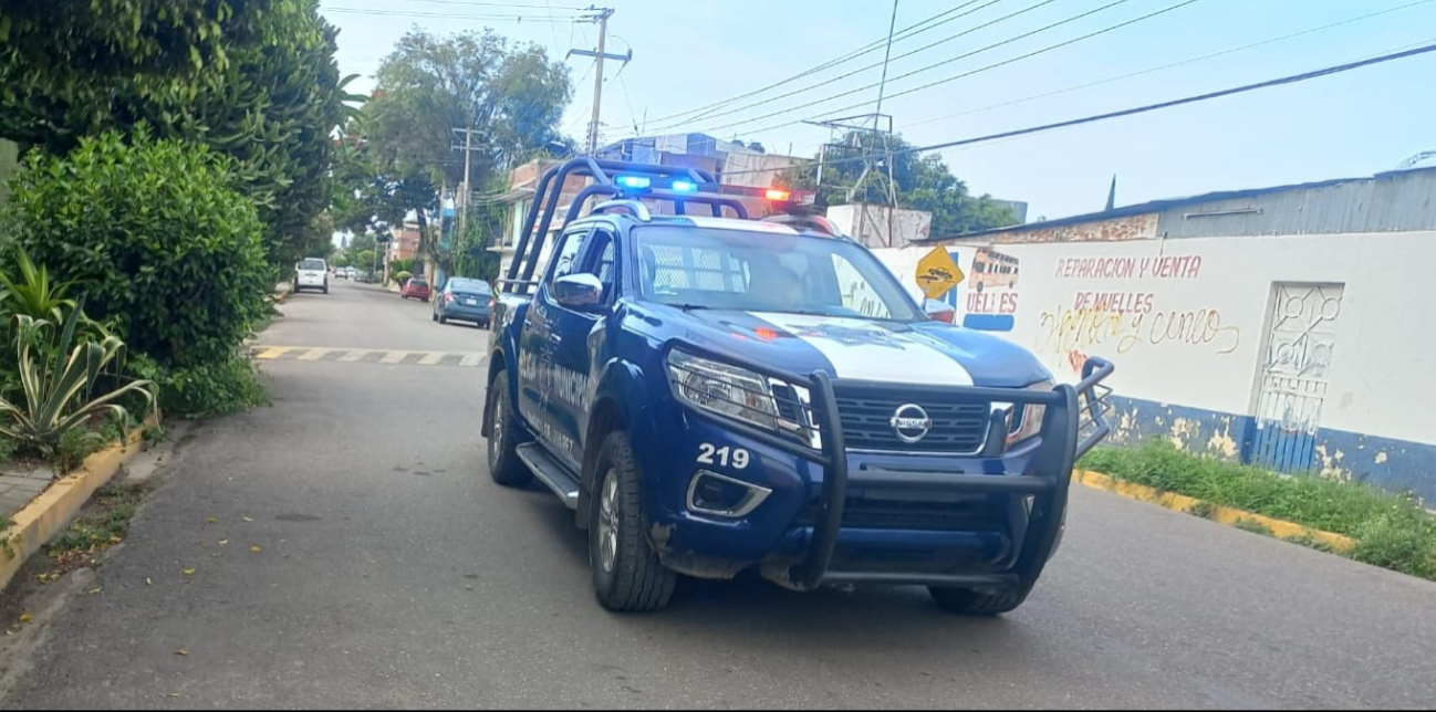 Dan de baja a policía de Oaxaca luego de ser exhibido alcoholizado