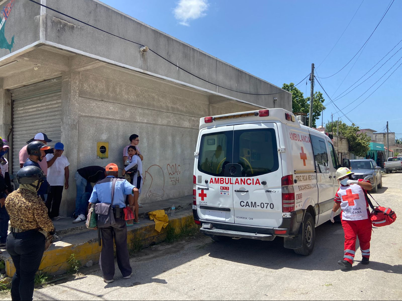 Joven mototaxista termina en el hospital al volcar en Escárcega 
