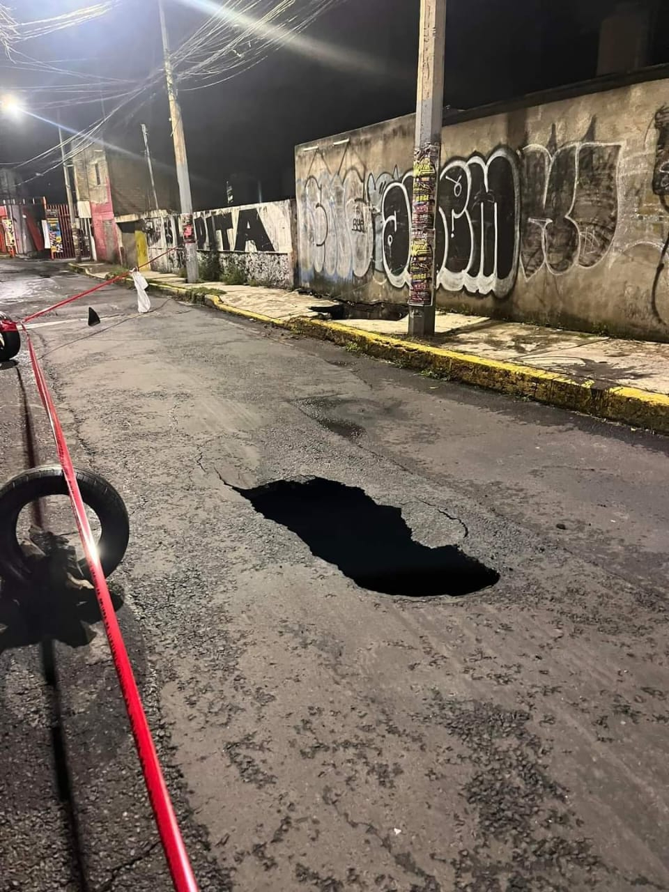 El socavón habría aparecido por una ruptura del drenaje por sobre carga El socavón habría aparecido por una ruptura del drenaje por sobre carga