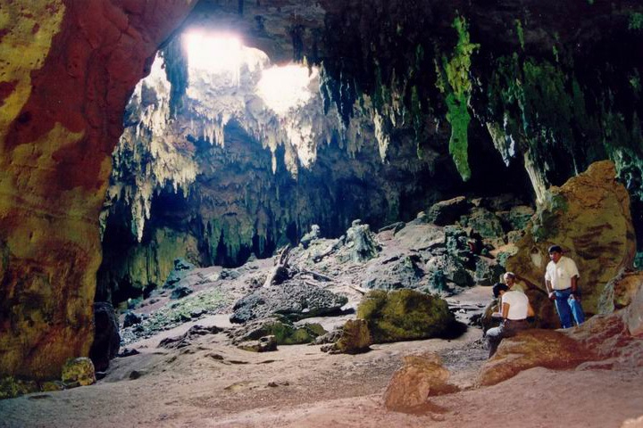 Hay un lago semiseco donde yacen esparcidas ofrendas mayas, conchas y jade Hay un lago semiseco donde yacen esparcidas ofrendas mayas, conchas y jade