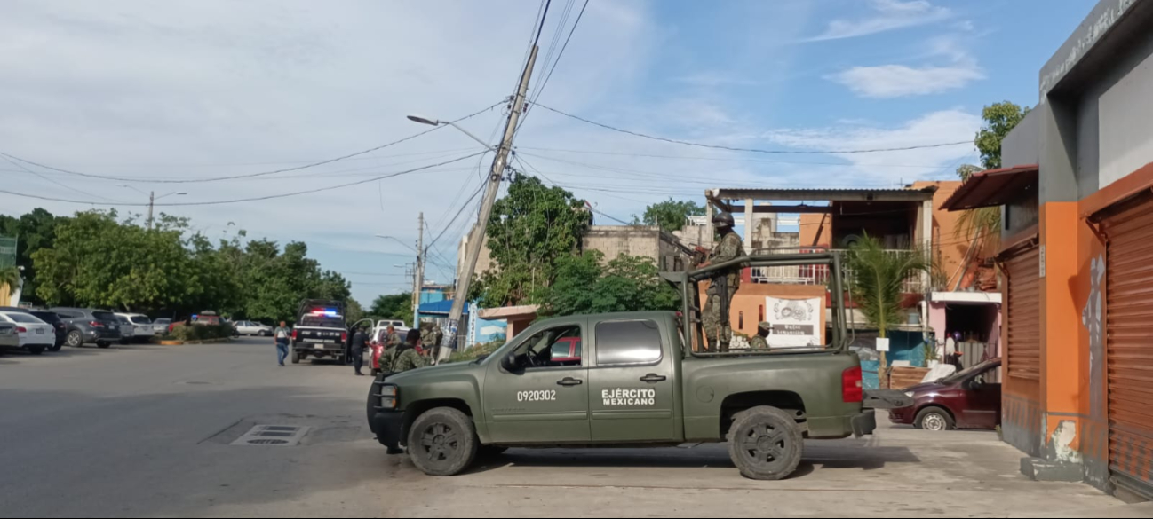 Miembros del Ejército Mexicano acordonaron el área en Cancún Miembros del Ejército Mexicano acordonaron el área en Cancún