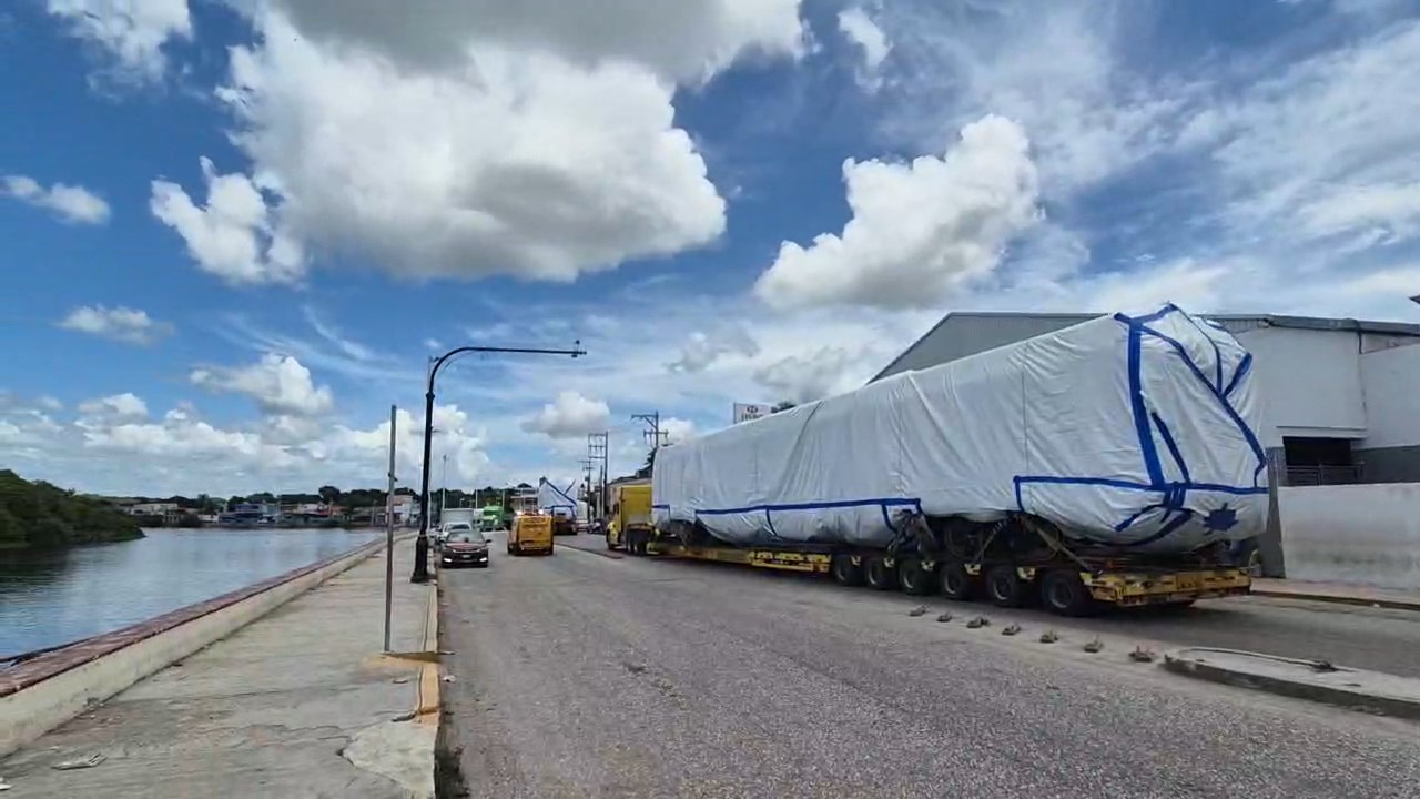 Convoy de vagones del Tren Maya causa asombro y caos vial en Champotón