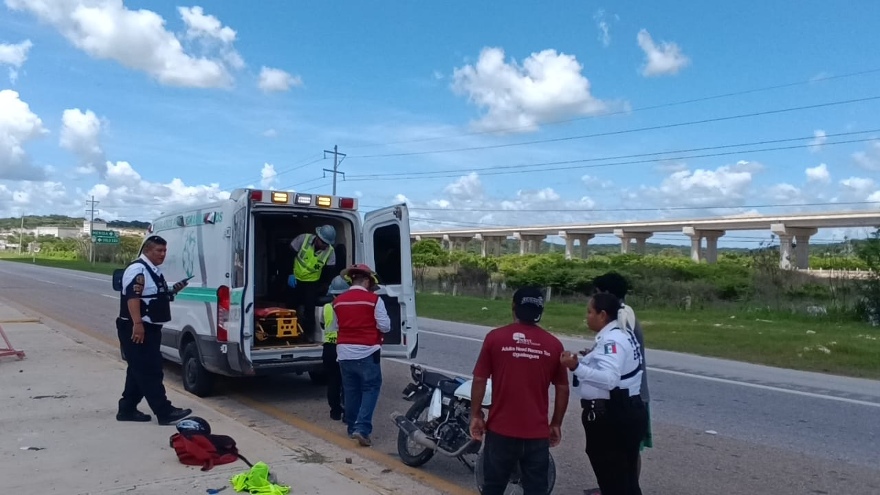 Un motociclista resultó herido tras ser embestido por un auto en el periférico Pablo García y Montilla. Un motociclista resultó herido tras ser embestido por un auto en el periférico Pablo García y Montilla.
