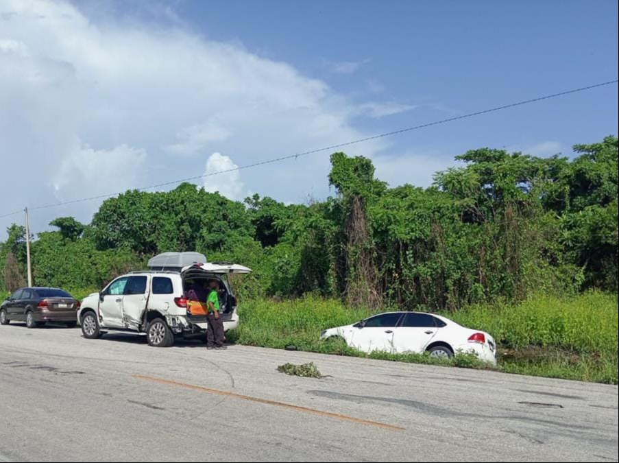 Tráiler saca de la pista a dos autos en la vía Campeche–Carmen; detienen al chofer