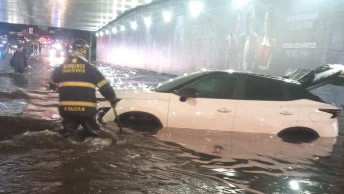 Vehículos quedan varados en el sur de CDMX, tras inundaciones: VIDEO