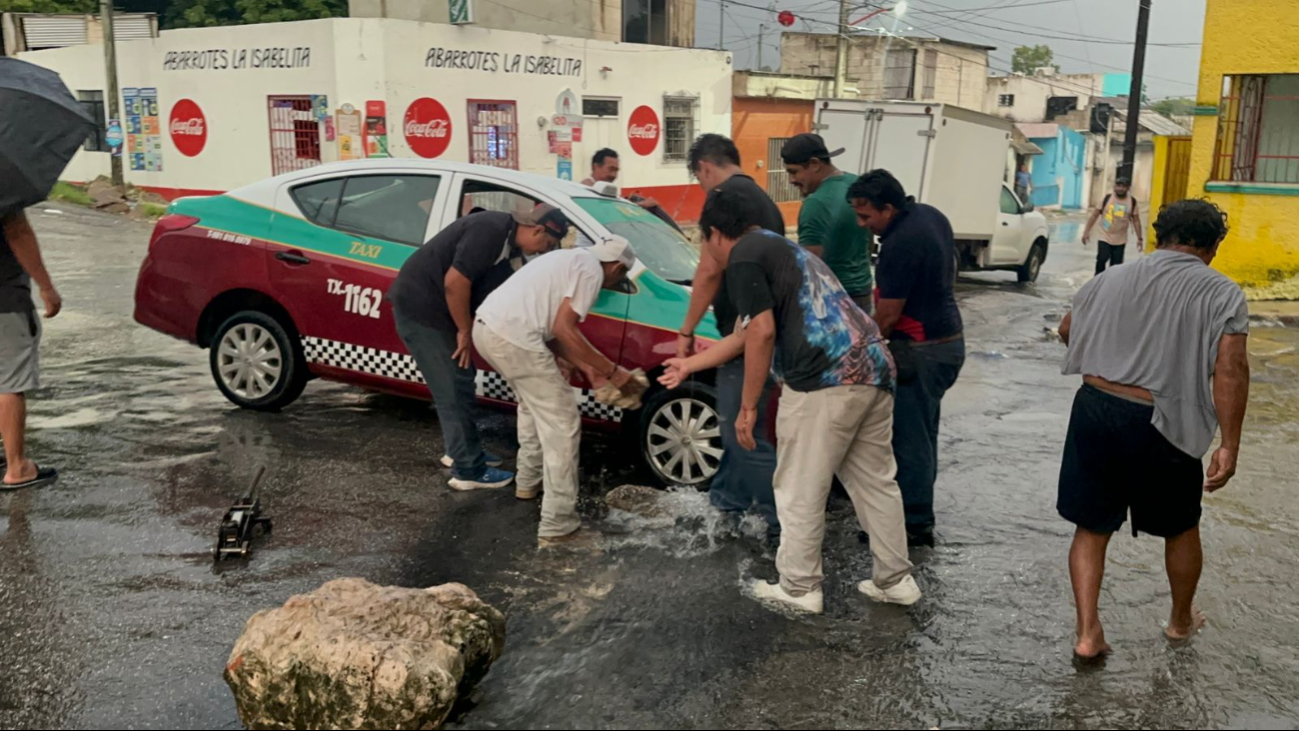 Vecinos de la colonia Pablo García ayudaron a un taxista cuyo vehículo cayó en una zanja.