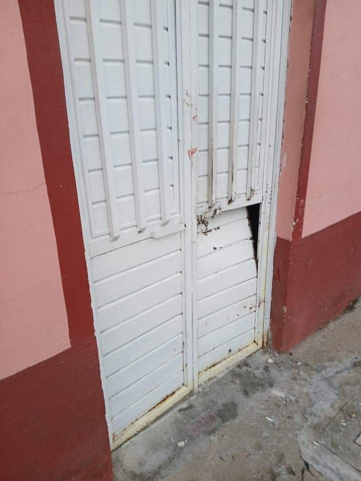 Así lucía la entrada al domicilio del periodista Ariel Grajales Así lucía la entrada al domicilio del periodista Ariel Grajales