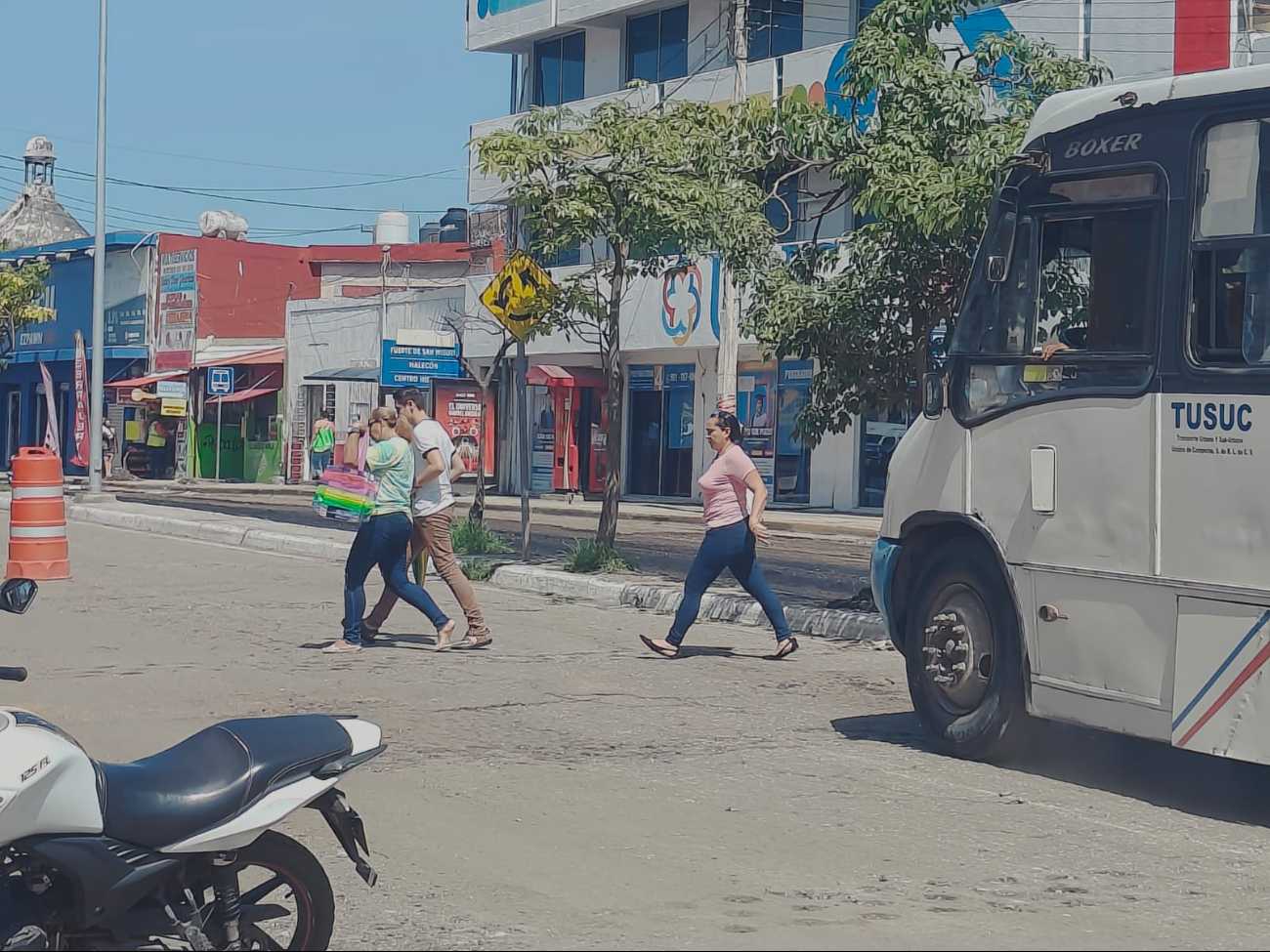 Coches no respetan pasos peatonales, aseguran Coches no respetan pasos peatonales, aseguran