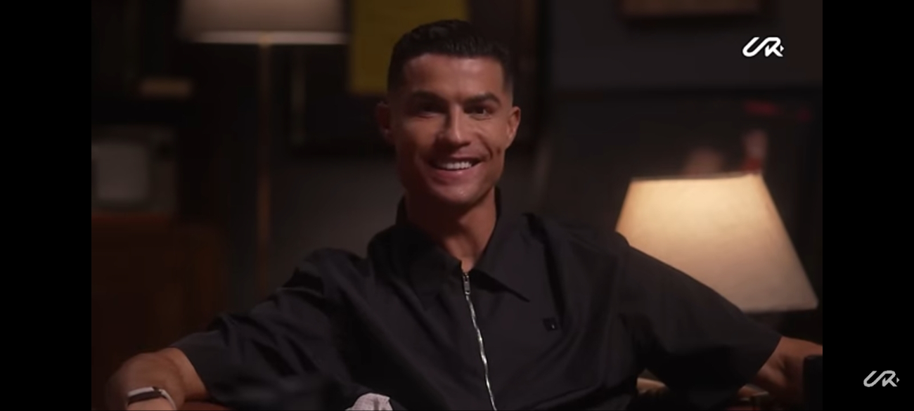 Cristiano presumió en su cuenta la placa de oro el mismo día que dio a conocer su canal.