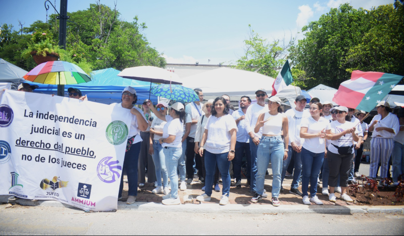 Decenas de empleados del Poder Judicial en Mérida comenzaron la manifestación Decenas de empleados del Poder Judicial en Mérida comenzaron la manifestación