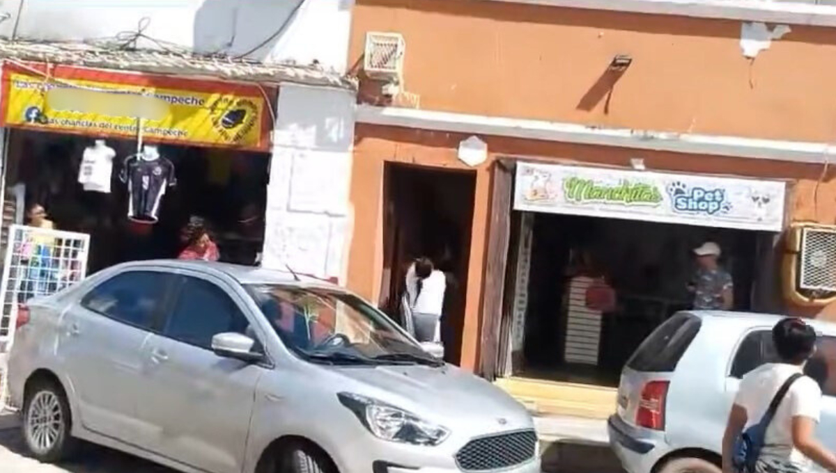 Dos mujeres se pelearon en el Centro Histórico de Campeche tras un incidente con una estantería de calzado. Dos mujeres se pelearon en el Centro Histórico de Campeche tras un incidente con una estantería de calzado.