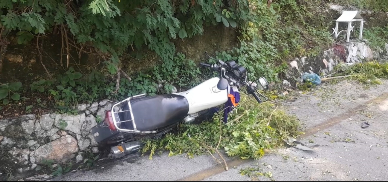 Muere motociclista tras luchar varios días por su vida; se impactó contra un muro   