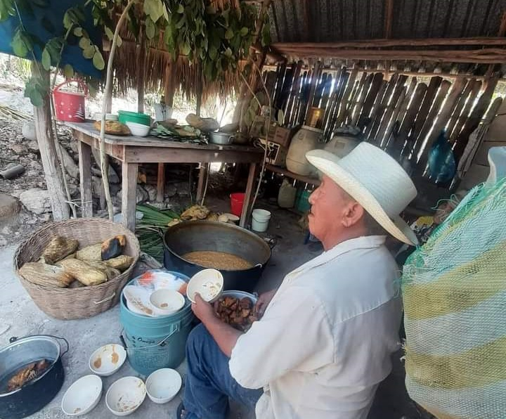 El ritual maya tiene el objetivo de mantener la cosecha de la comunidad El ritual maya tiene el objetivo de mantener la cosecha de la comunidad