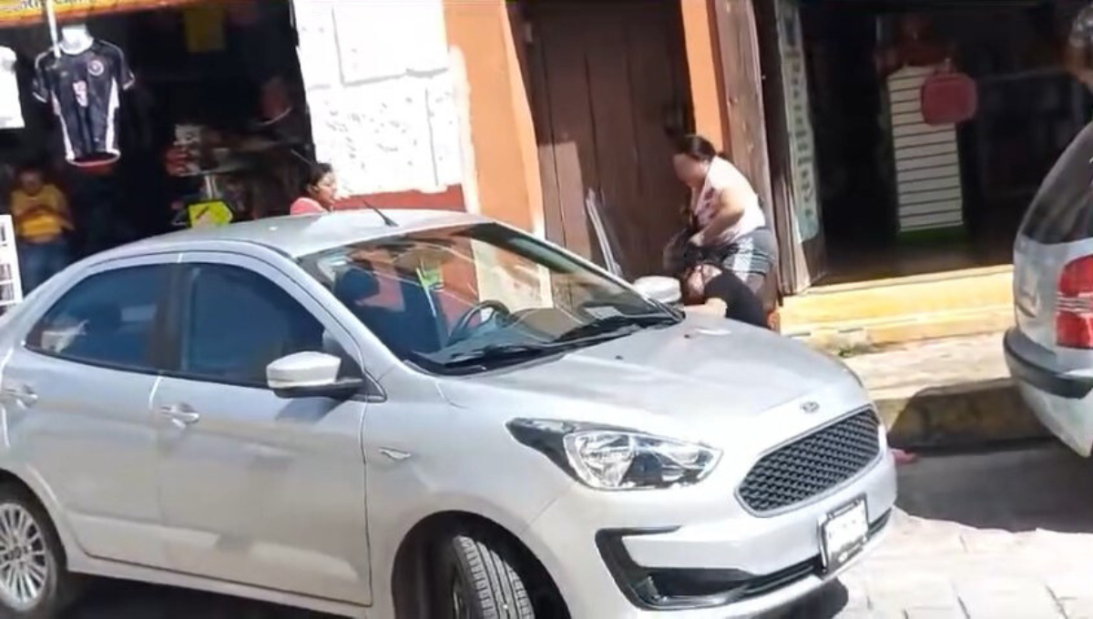 La automovilista derribó la estantería al estacionarse, provocando el enojo de la encargada del negocio. La automovilista derribó la estantería al estacionarse, provocando el enojo de la encargada del negocio.