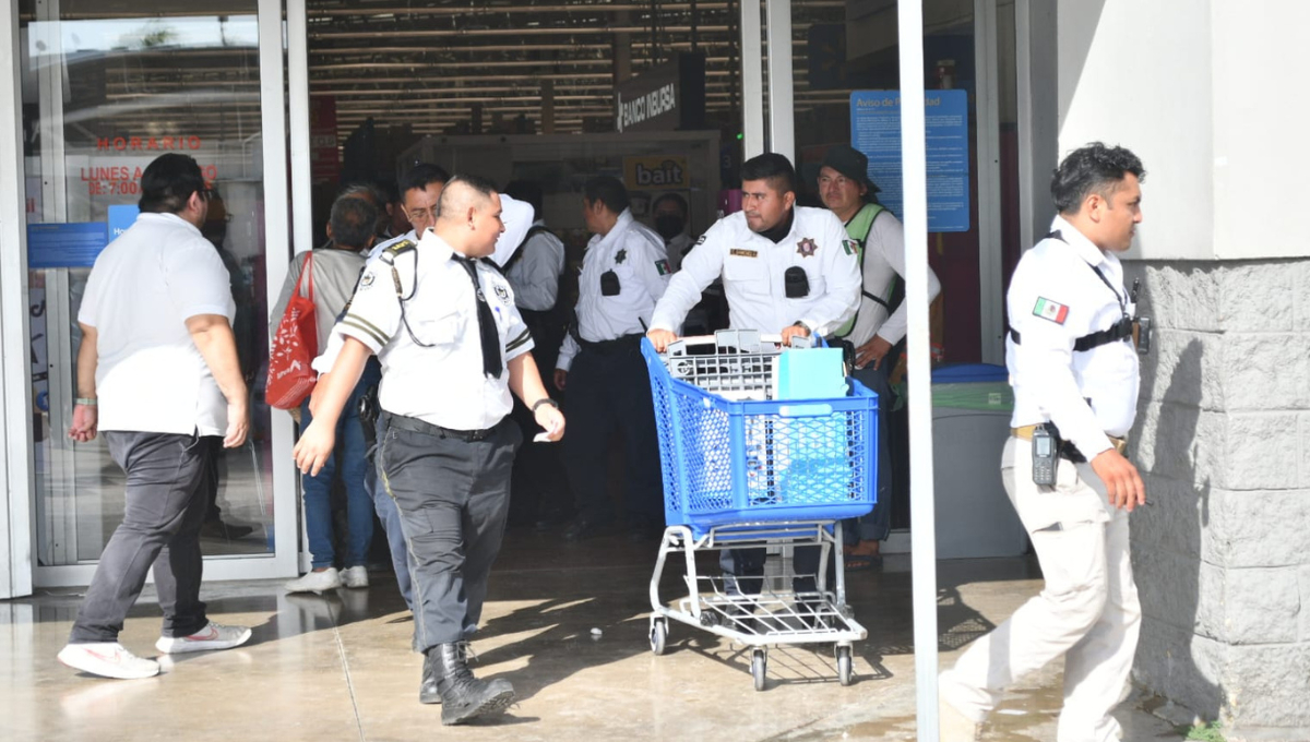 La pareja escondió herramientas en su pantalón y pagó otros artículos antes de ser interceptada por los guardias. La pareja escondió herramientas en su pantalón y pagó otros artículos antes de ser interceptada por los guardias.