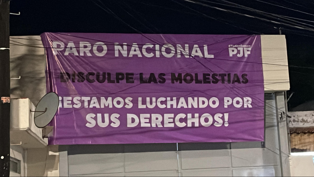 Los trabajadores colocaron mantas en las oficinas Los trabajadores colocaron mantas en las oficinas