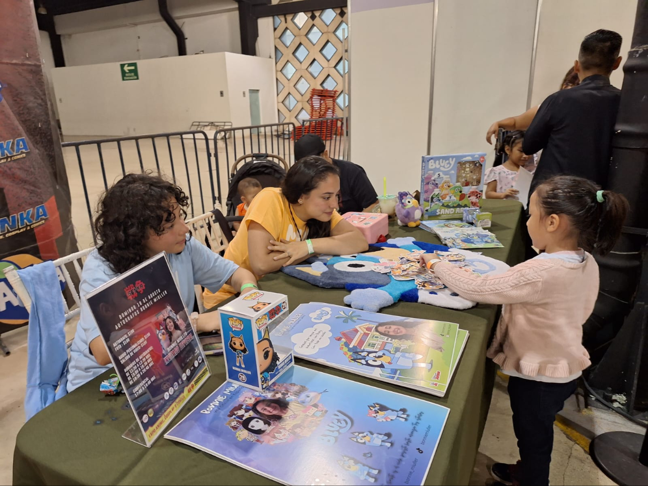 Niños visitaron el set donde se encontraba la voz de Bluey Niños visitaron el set donde se encontraba la voz de Bluey