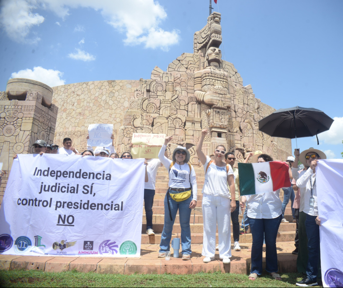 Personal del Poder Judicial en Mérida lanzó consignas en contra la nueva reforma Personal del Poder Judicial en Mérida lanzó consignas en contra la nueva reforma
