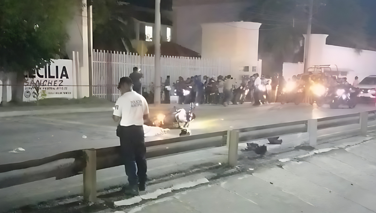Una pareja de motociclistas chocó contra un tráiler en la avenida Isla de Tris, Campeche, debido al exceso de velocidad y la falta de precaución. Una pareja de motociclistas chocó contra un tráiler en la avenida Isla de Tris, Campeche, debido al exceso de velocidad y la falta de precaución.
