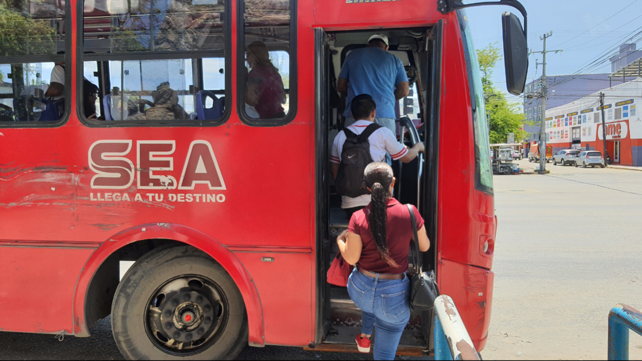 El Imoveqroo empezó a sancionar a conductores por colocar información sobre el aumento del pasaje El Imoveqroo empezó a sancionar a conductores por colocar información sobre el aumento del pasaje
