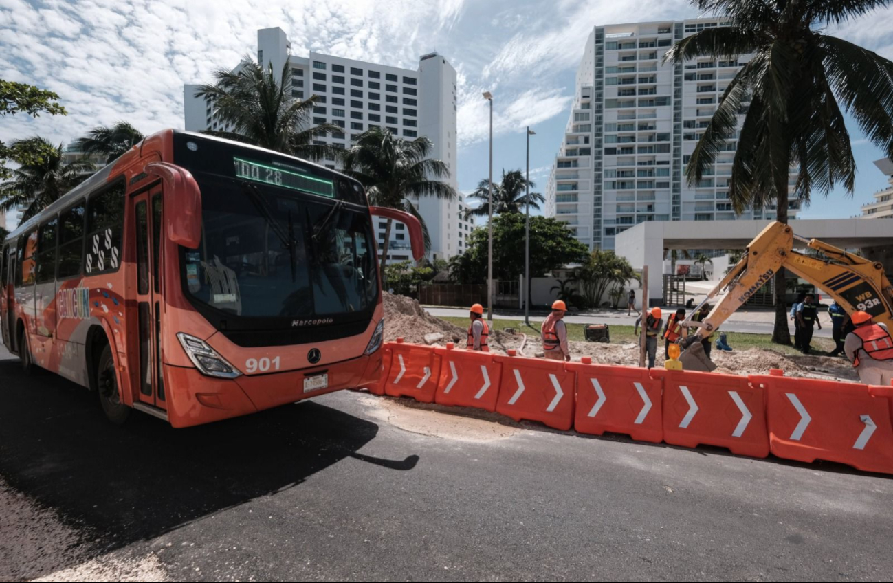 El tráfico en la Zona Hotelera afecta a trabajadores y turistas El tráfico en la Zona Hotelera afecta a trabajadores y turistas