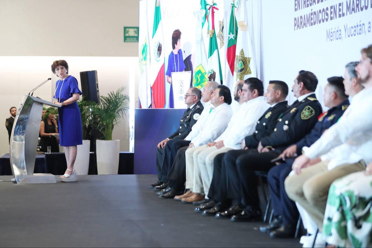 Encabeza María Fritz, Secretaría General de Gobierno de Yucatán, ceremonia del Día del Bombero