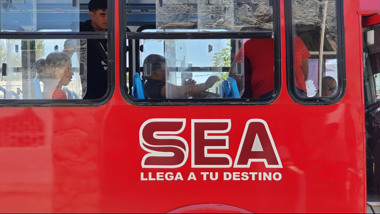 La estrategia de choferes para meter presión fue la de colocar letreros advirtiendo del ajuste para el próximo viernes La estrategia de choferes para meter presión fue la de colocar letreros advirtiendo del ajuste para el próximo viernes