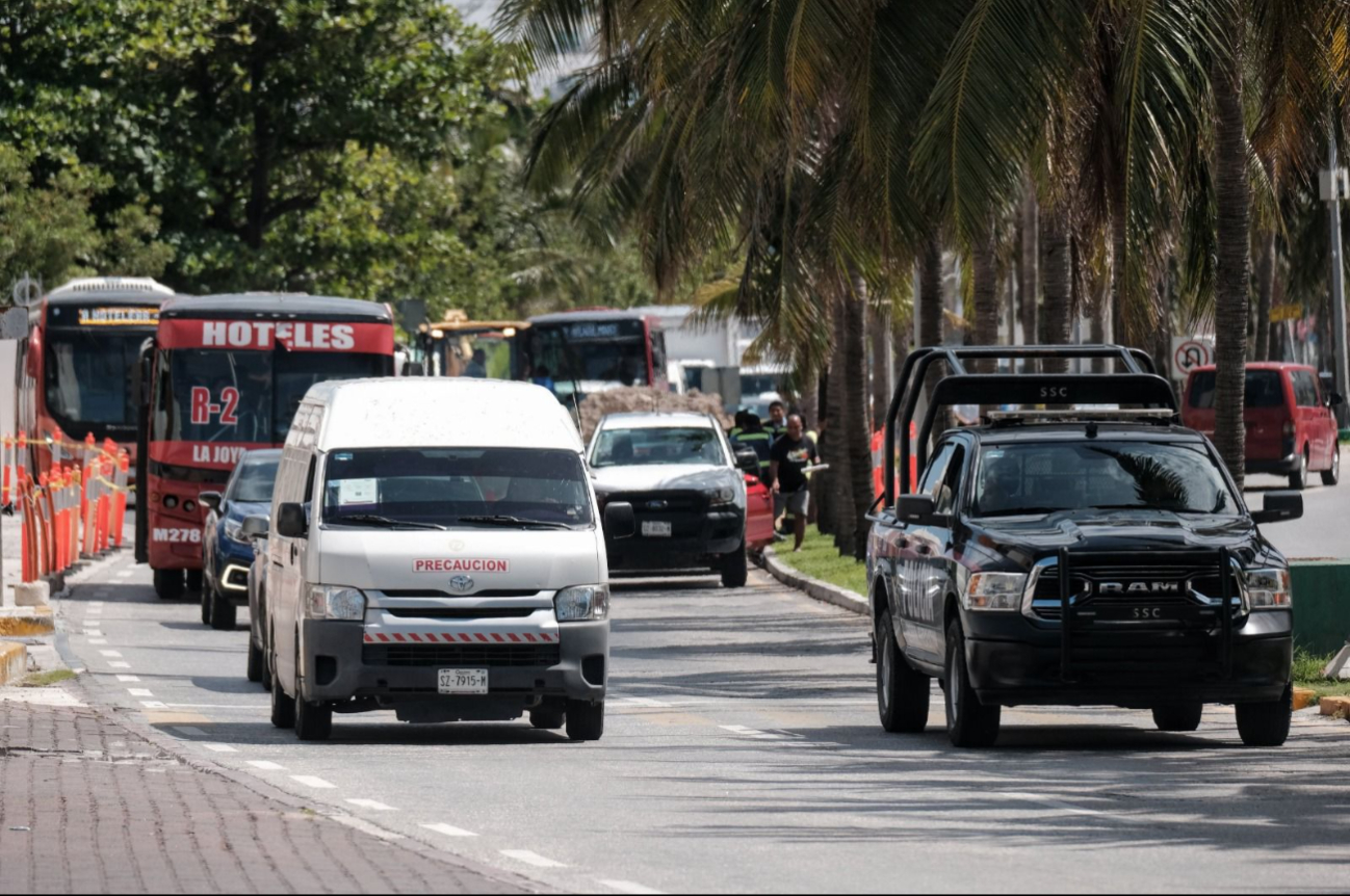 Las obras de drenaje en la Zona Hotelera retrasan a los transportes públicos Las obras de drenaje en la Zona Hotelera retrasan a los transportes públicos