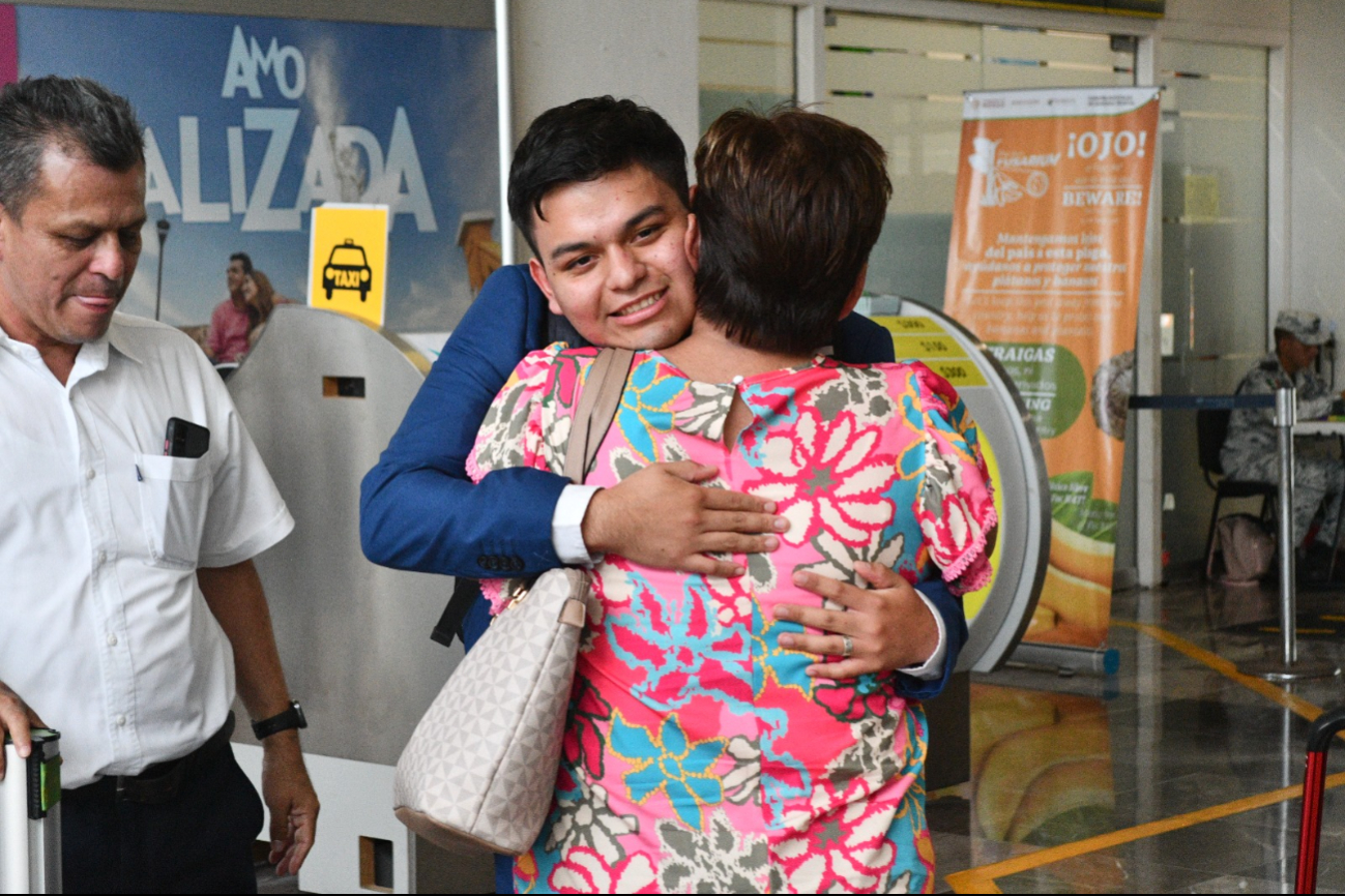 Más de 20 personas asistieron a la terminal para recibirlo, generando miradas de asombro y felicidad. Más de 20 personas asistieron a la terminal para recibirlo, generando miradas de asombro y felicidad.