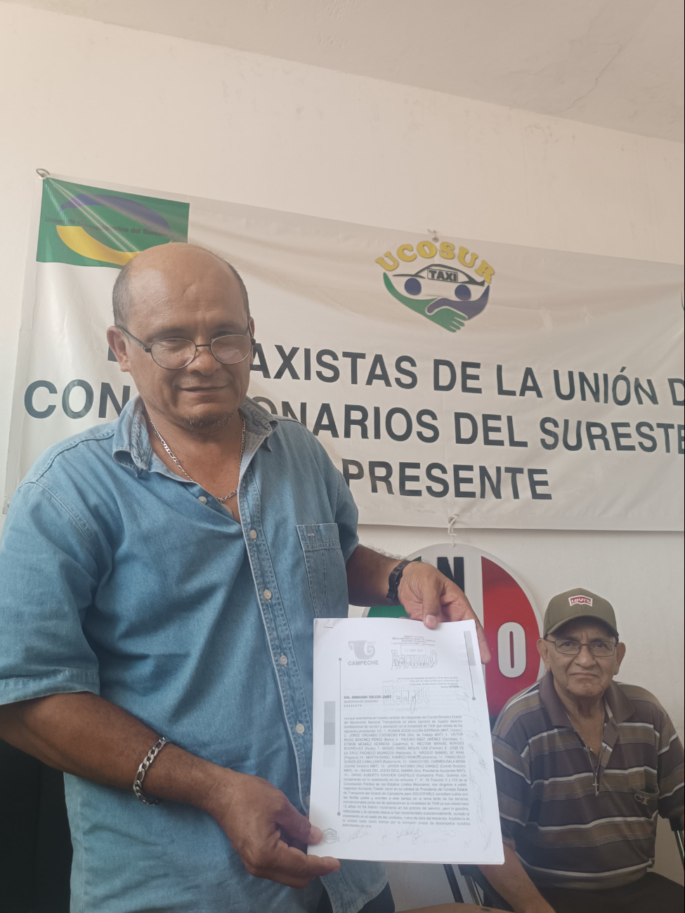 Román Acuña Estrada presentó el documento de las nuevas tarifas al Consejo Estatal del Transporte. Román Acuña Estrada presentó el documento de las nuevas tarifas al Consejo Estatal del Transporte.