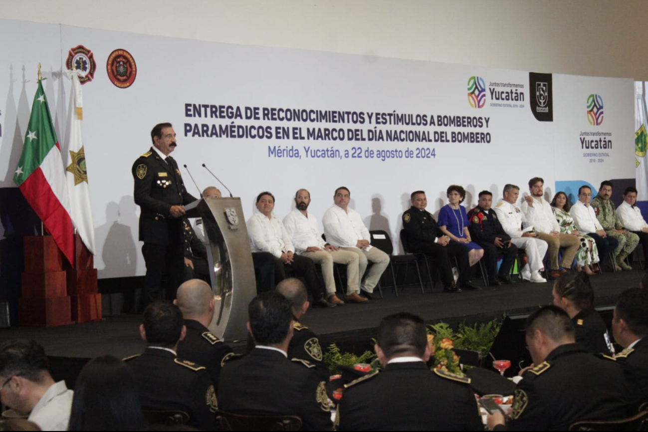 También reconocieron a quienes llevan 10, 15, 20, 25, 30, 35 y 40 años de servicio También reconocieron a quienes llevan 10, 15, 20, 25, 30, 35 y 40 años de servicio