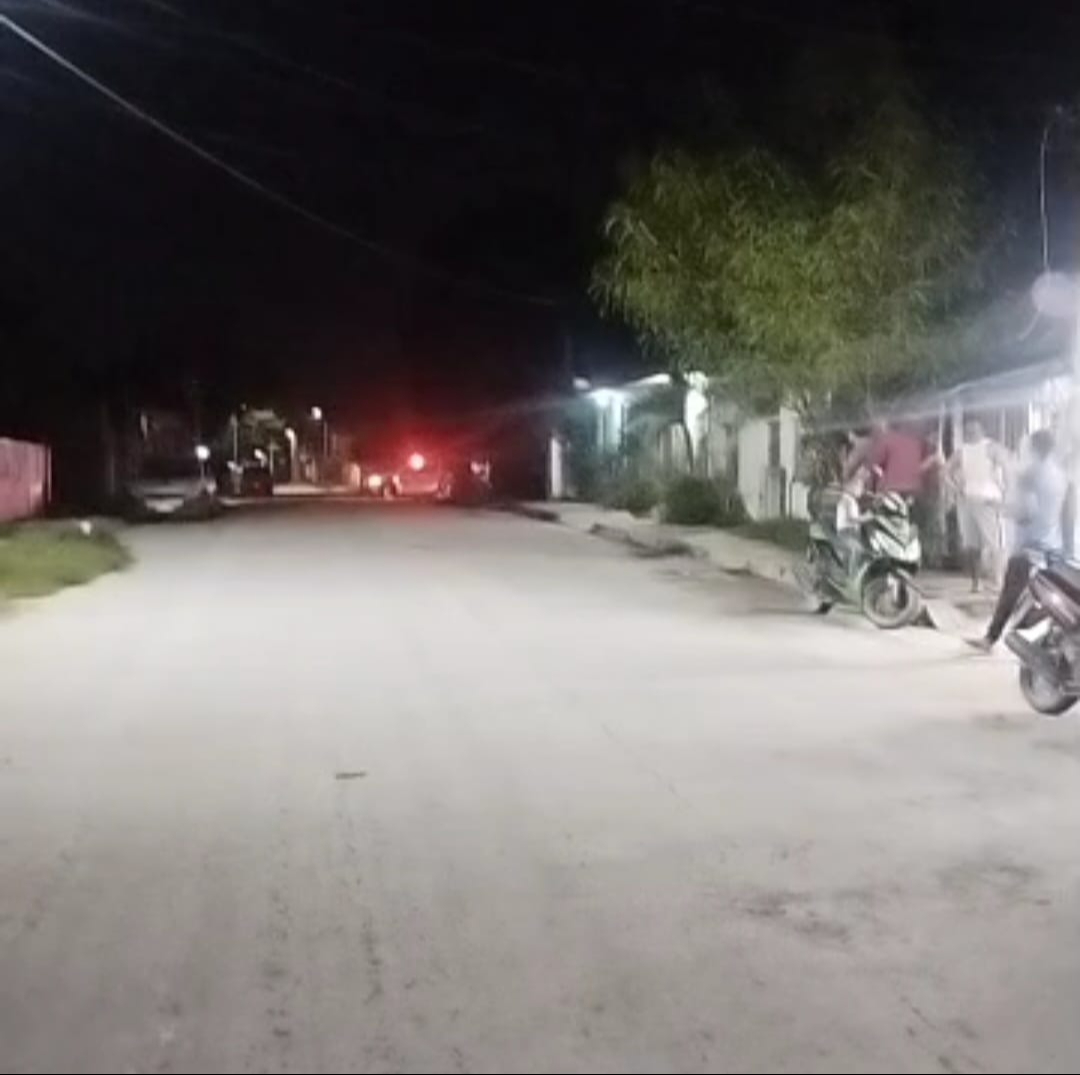 Los vecinos señalaron a El Peluche como el líder de los hombres que arrojaban piedras. Los vecinos señalaron a El Peluche como el líder de los hombres que arrojaban piedras.
