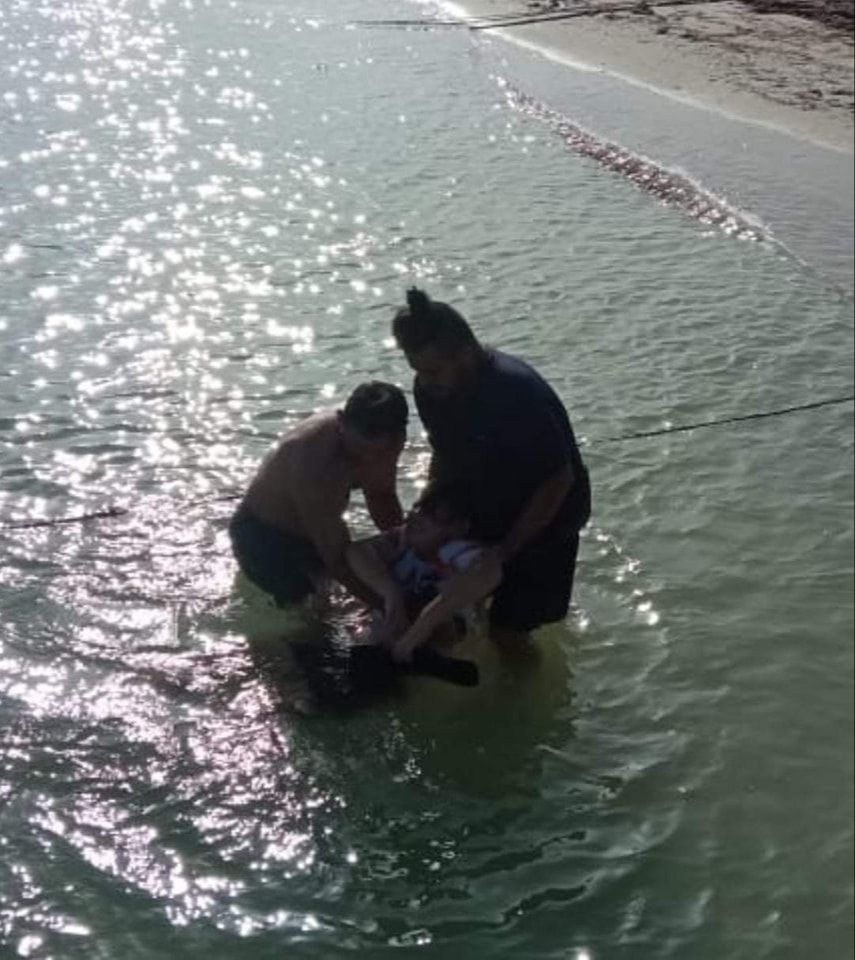 El hombre se golpeó la cabeza, por lo que no pudo salir por sus propios medios El hombre se golpeó la cabeza, por lo que no pudo salir por sus propios medios